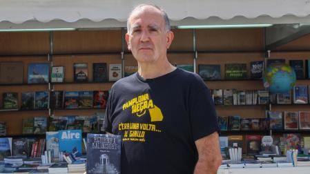 Miguel Izu, con un ejemplar de su novela 'Retorno a Balincourt'