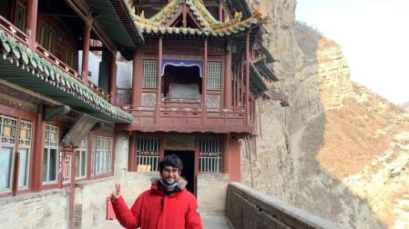 Guillermo San Vicente Frias posa en Datong, provincia de Shanxi, en el templo colgante