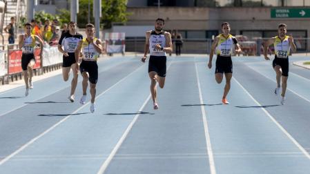 Participantes en la carrera de 200m en Larrabide