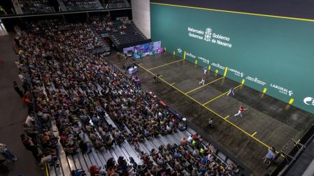 Una vista panorámica del frontón del Navarra Arena en un lance de las finales de parejas del Torneo Comunidad Foral