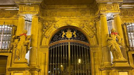 Fotos de las esculturas de Pamplona adornadas con pañuelicos rojos.