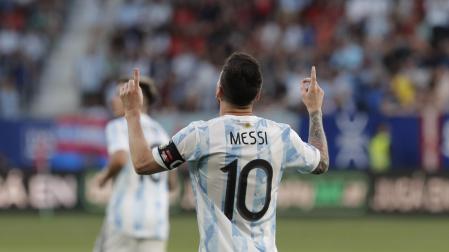 Messi celebra uno de sus goles en El Sadar