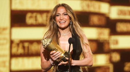 Jennifer López recogió un premio honorífico a su carrera
