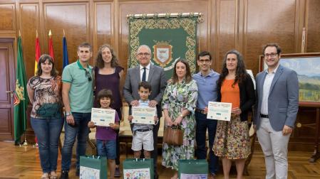 Foto de familia en el ayuntamiento tras la entrega de premios del concurso de dibujo infantil de medio ambiente
