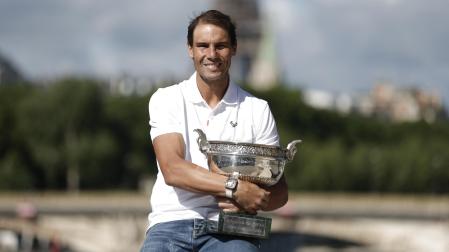 Rafael Nadal posa con la torre Eiffel de fondo con la Copa de los Mosqueteros