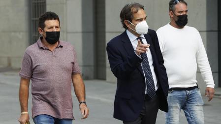 El patrón del 'Villa de Pitanxo', Juan Padín Costa (izda.), y su sobrino, Eduardo Rial Costa (dcha) llegando a la Audiencia Nacional