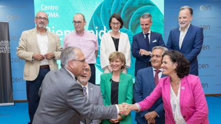Enrique Maya saluda a la consejera Itziar Gómez. Arriba, desde la izq., Nacho López-Goñi (director del Museo de Ciencias), el arquitecto Patxi Mangado, Inmaculada Pascual (instituto de Biodiversidad y Medioambiente), Javier Ortega (director de Desarrollo del centro BIOMA) y José Ignacio Pérez de Albéniz (ARPA Abogados). Debajo, el consejero de Universidades, Juan Cruz Cigudosa, la rectora María Iraburu y Sucunza, presidente de CEN