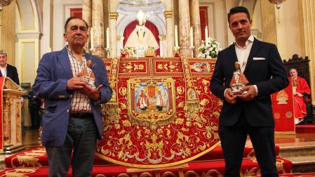 Rafael Carmona (izda.), bordador del capotico de San Fermín, y Óscar Ruíz (dcha.), el diseñador