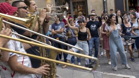 Música por las calles para celebrar el último peldaño de la escalera de San Fermín