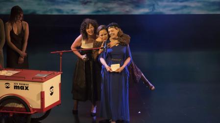 La directora de teatro Paloma Pedrero (dcha.) recibe el Max Aficionado de carácter social por 'Caídos del cielo', durante la gala de los XXV Premios Max de las Artes Escénicas en el Teatre Principal de Maó (Menorca)