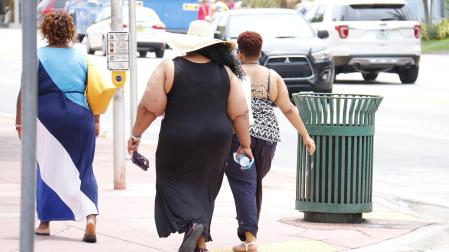 Varias personas con sobrepeso en la calle