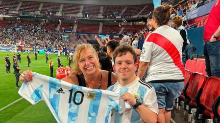 Tomás Friggeri y su madre, Fernanda Ramírez, posan con la camiseta de Leo Messi en El Sadar