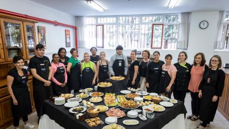 El alumnado del Centro de Formación Municipal de Hostelería, alrededor del picoteo que ofrecieron ayer a parte de la corporación