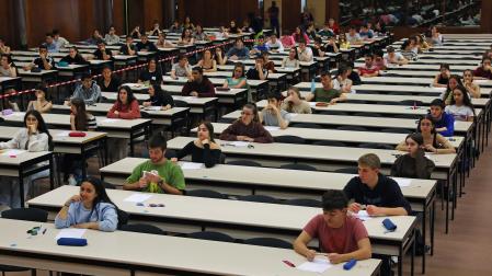 Examen de Lengua Castellana en el Aula Fernando Remacha, en El Sario