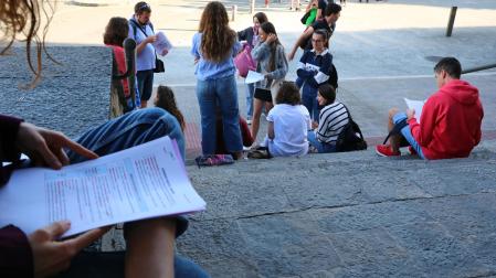 Un grupo de estudiantes repasa antes de comenzar los exámenes de la EvAU en Pamplona