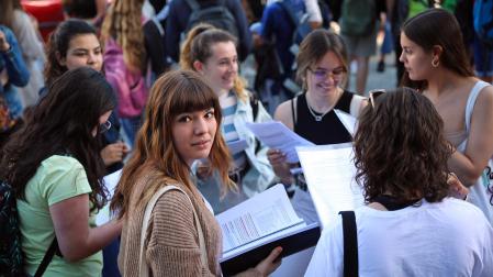 Un grupo de estudiantes repasa los apuntes antes de la primera prueba de la EvAU