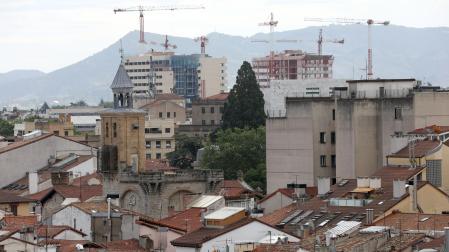 En primer término, el Casco Antiguo con las torres de Salesianos al fondo