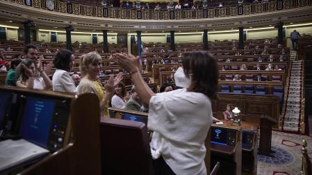 La vicesecretaria general del PSOE, Adriana Lastra, aplaude después de intervenir en una sesión plenaria en el Congreso de los Diputados este martes, 7 de junio