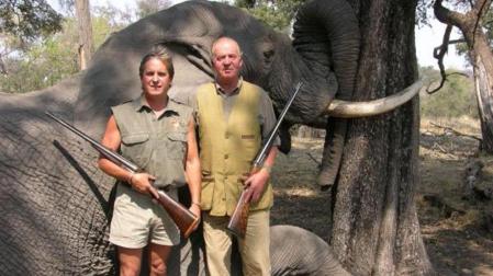 Imagen del año 2006 en la que se ve al Rey don Juan Carlos I posando junto al cadáver de un elefante tras una cacería