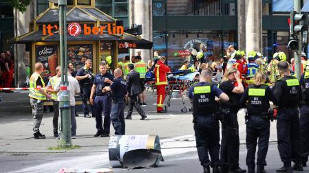 El suceso ocurrió cerca de la avenida Kurfürstendamm cuando un vehículo arrolló en la acera a un grupo de personas