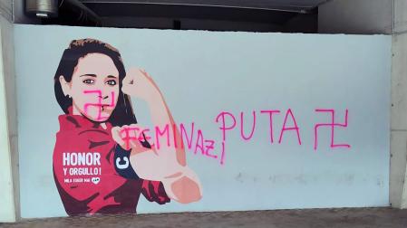 El mural dedicado a Mai Garde, con las pintadas que han aparecido sobre él este miércoles 8 de junio
