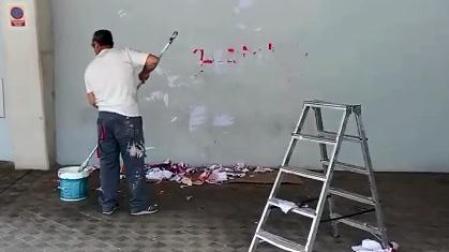 Momento en el que un operario de Osasuna pinta la pared