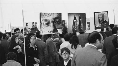 Imagen de una exposición de los Encuentros del 72 realizada dentro de la ‘Cúpula Neumática’ de Prada Poole que se levantó en el solar que hoy ocupa la Plaza de Baluarte.
