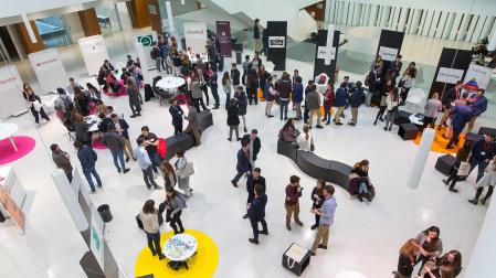Estudiantes en el edificio de Amigos de la Universidad de Navarra durante una jornada de empleo