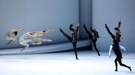 Los 'Ballets de Montecarlo', una de las compañías de danza más prestigiosas de Europa, representaron en Baluarte la semana pasada una versión joven de la tragedia 'Romeo y Julieta' de Shakespeare, con música del ruso Prokofiev y una impactante escenografía del francés Ernest Pignon. Belleza con mayúsculas y en estado puro que me hizo disfrutar durante más de dos horas. En la imagen, dos grupos de bailarines que dan vida a los Montesco y los Capuleto, las familias enfrentadas de los amantes, 'vuelan' por el escenario