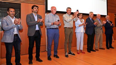 HOMENAJE HISTÓRICO Desde la izda.: Juan Carlos Castillo, presidente actual de la FNMC, y los expresidentes Pablo Azcona, Jerónimo Gómez, José Andrés Burguete, Francisca Catalán, Javier Del Castillo, Julián Balduz y Rafael Pérez. Faltaron Mariano Herrero, Jesús Mª García y Pedro J. Tabar