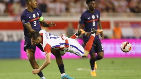 Ante Budimir, obstaculizado por el francés Presnel Kimpembe en el pasado Croacia-Francia