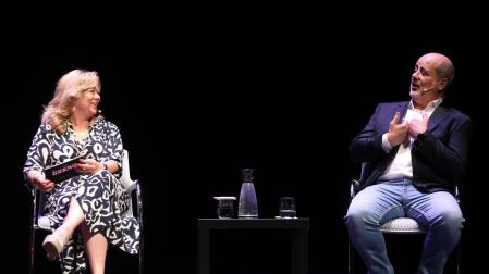 Los profesionales educativos Cristina Lacave y Alberto Arriazu intervienen en la mesa redonda
