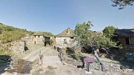 Acceso a la localidad de Prada de la Sierra