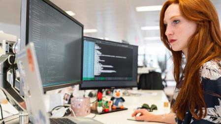 Profesional trabajando en el sector tecnológico