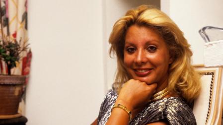 Fotografía de archivo, tomada en Marbella en 1993, de la emblemática empresaria de la noche de Marbella Olivia Valere