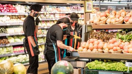 Trabajadores de EROSKI en el supermercado de Ardoi (Zizur Mayor)