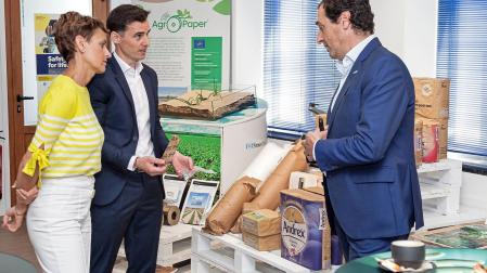 De izquierda a derecha, María Chivite (presidenta del Gobierno de Navarra), Iñaki Urdaci (director de Marketing y Nuevos Productos) y Pedro Mendarozketa (director general de Smurfit Kappa Sangüesa)