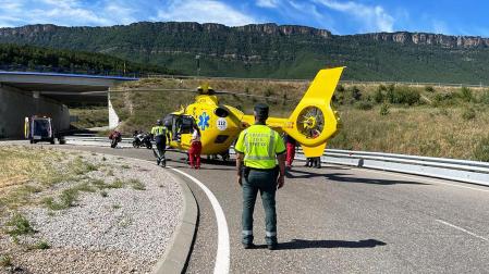 El helicóptero aterriza en el dispositiv de seguridad con las dos moticicletas implicadas en el accidente al fondo