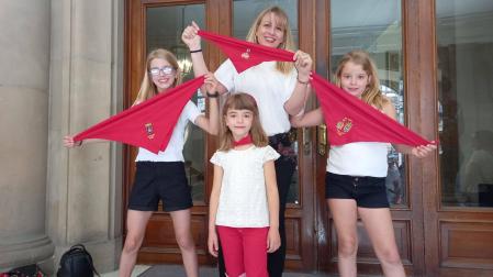 Amaya Fernández junto a sus hijas Uxue, Leyre y June García