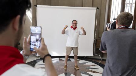 Decenas de personas se fotografían en Pamplona para formar parte del decorado sanferminero
