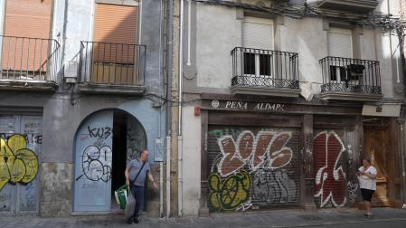 Vista de las pintadas en portales, bajeras y peñas en la calle Jarauta.
