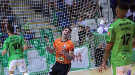 El jugador del Aspil-Jumpers, Eugenio Miramón ‘Uge’, se lamenta tras fallar una ocasión en el partido jugado ayer en Palma.