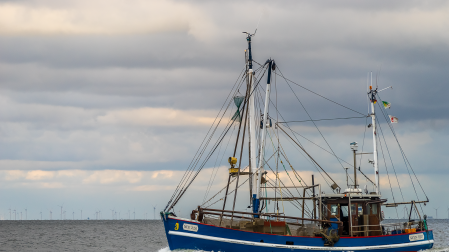 Imagen de archivo de un barco en el mar
