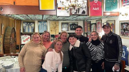 El Chimy, junto a su madre, sus hermanas y sus hermanos