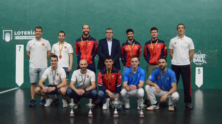 Los campeones y subcampeones en el podio final este sábado por la mañana en el frontón Labrit