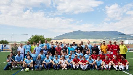 La primera junta directiva del Bidezarra, los presidentes, los entrenadores del primer equipo, veteranos del club y los de Osasuna el sábado en Noáin.