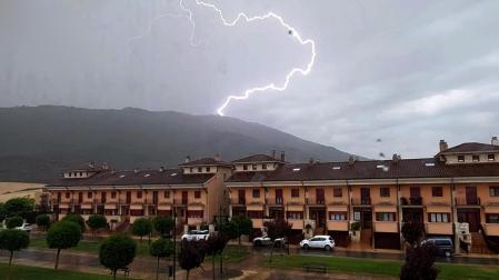 Imagen desde Berriosuso de uno de los cinco rayos que cayeron el sábado por la tarde en la cima del monte Ezkaba.