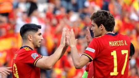 Carlos Soler celebra el gol con Marcos Alonso