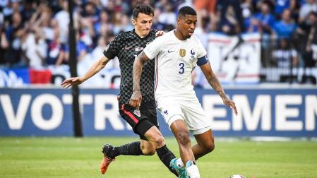 Ante Budimir presiona al capitán de Francia, Presnel Kimpembe