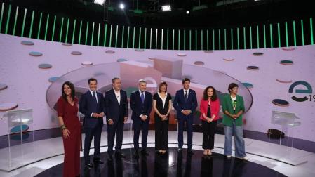 Los candidatos a las elecciones andaluzas posan durante el último debate